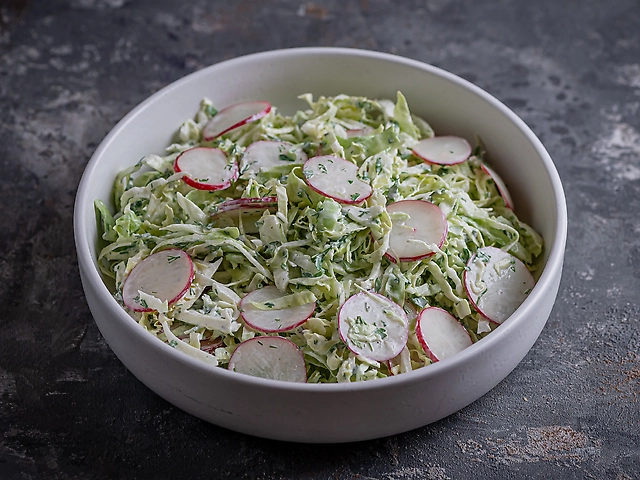 Салат з молодої капусти, редиски та сметани