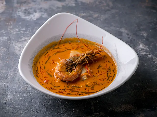 Томатний суп з кальмаром, лососем, креветкою та самбукою