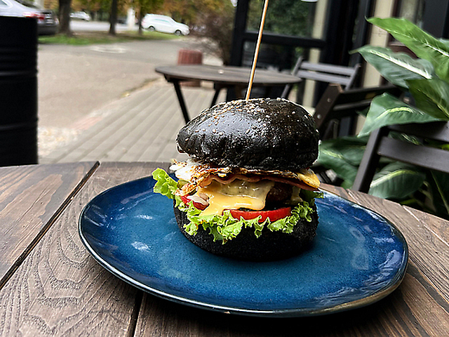 BLACK SPICY CHICKEN BURGER