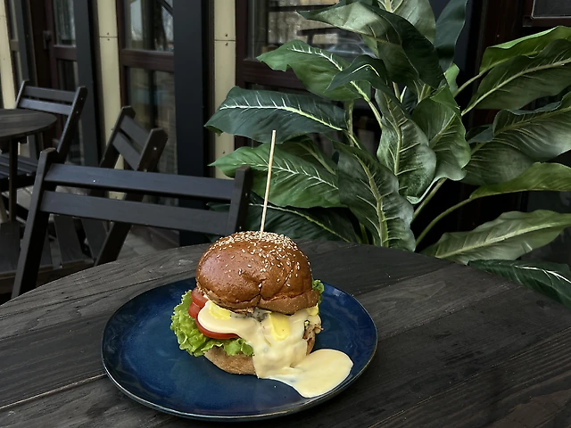 BEEF CHEESE BURGER