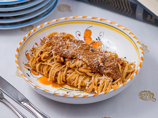 Spaghetti alla chitarra з неаполітанським рагу