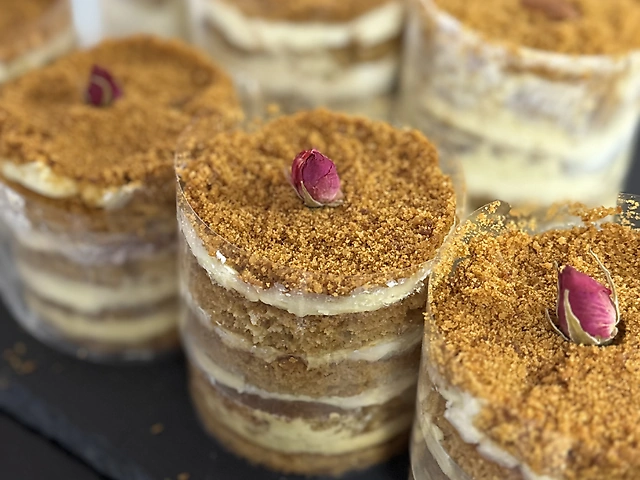 Медовик вишня