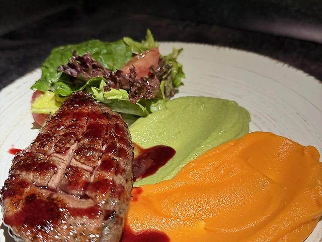 Качина грудка на подушці з батату та горошку