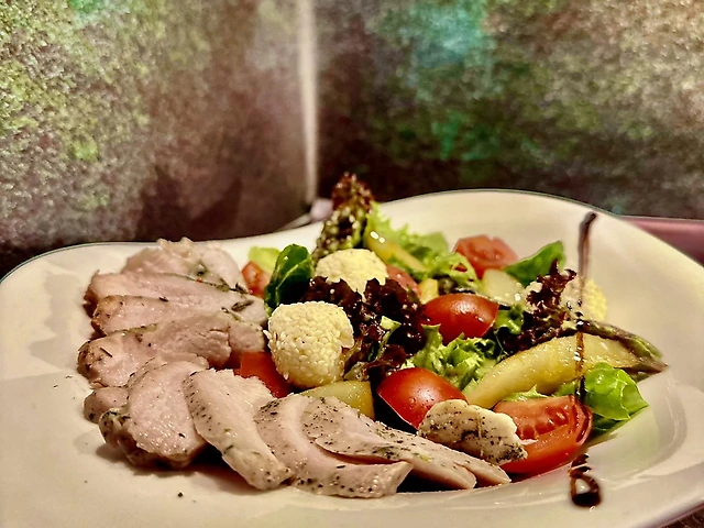 Салат з індичкою та карамелізованою грушею