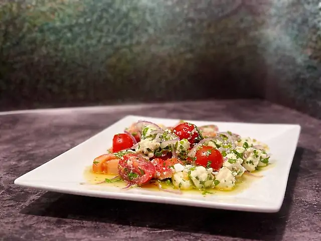 Салат мікс томатів із бринзою