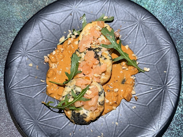 Мармурові сирники з шпінатом та лососем