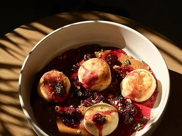 Сирники іриска з вишнею