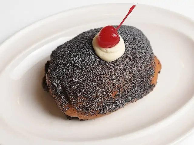 Булочка з маком та вишнями