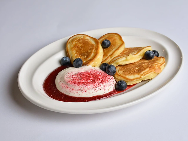 Оладки з малиновим компоте та сметанним мусом