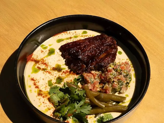 Хумус з пряною телятиною