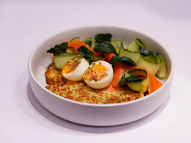 Кабачковий млинець з лососем