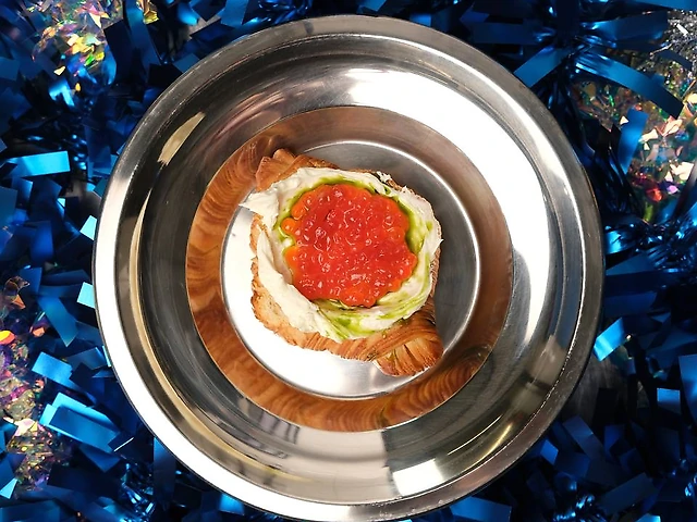 Міні круасан з ікрою