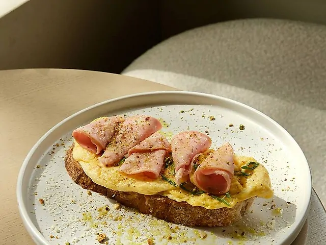 Тост зі скремблом та мортаделлою