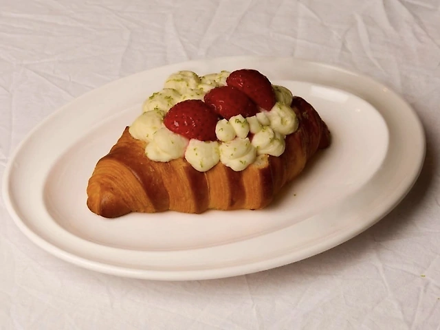 Полуничний круасан