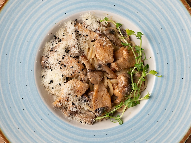 Паста з куркою та грибами
