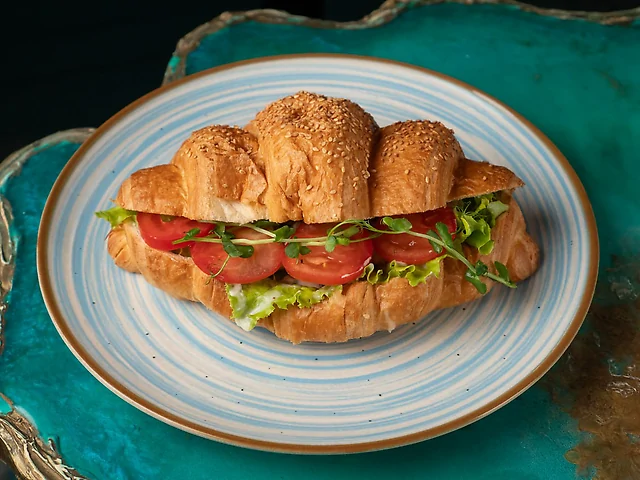 Круассан с курицей и соусом блю чиз