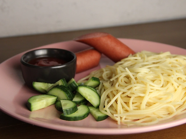 Спагеті з сосискою