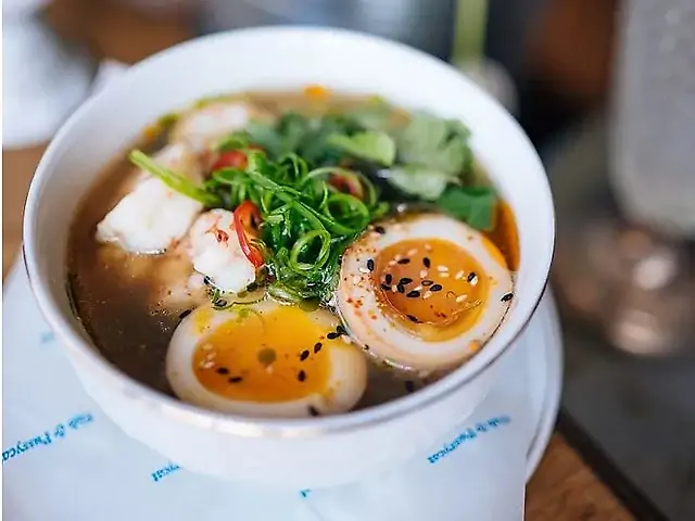 Пряний рибний бульйон з креветками, маринованим яйцем, бобами едамаме