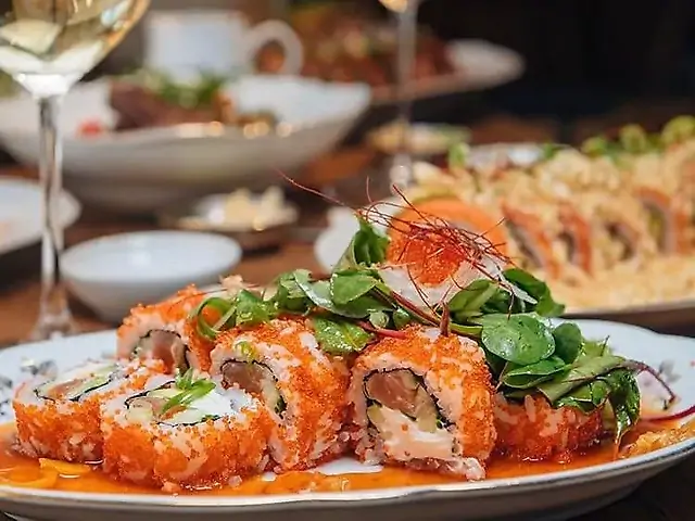 Каліфорнія рол, слабосолений лосось, соус чилі-гарлік