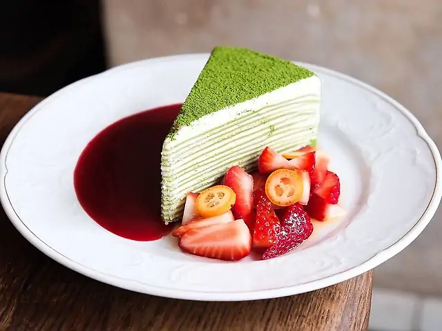 Матча-торт з соусом малина-юзу