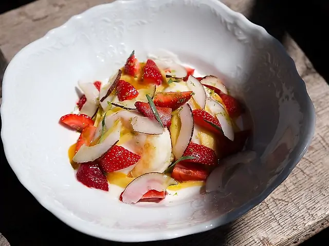 Кокосові сирники з соусом манго-маракуя та вишнею