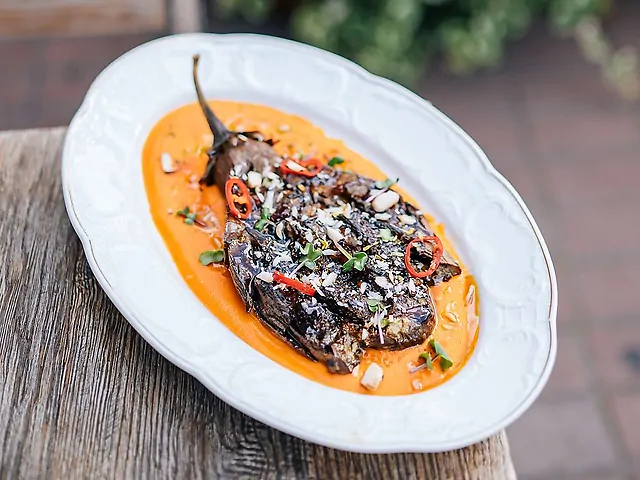 Запечений баклажан, соус рамеско