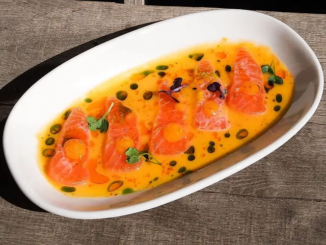 Лосось з кремом із рожевих томатів