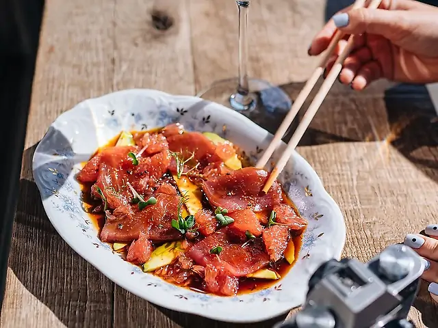 Севіче з тунця в соусі солодка соя з авокадо та грейпфрутом