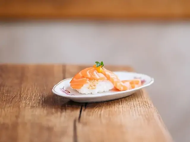 Нігірі Лосось косичка, жовток-юзу