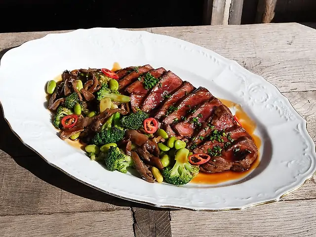 Стейк стріплойн з броколі