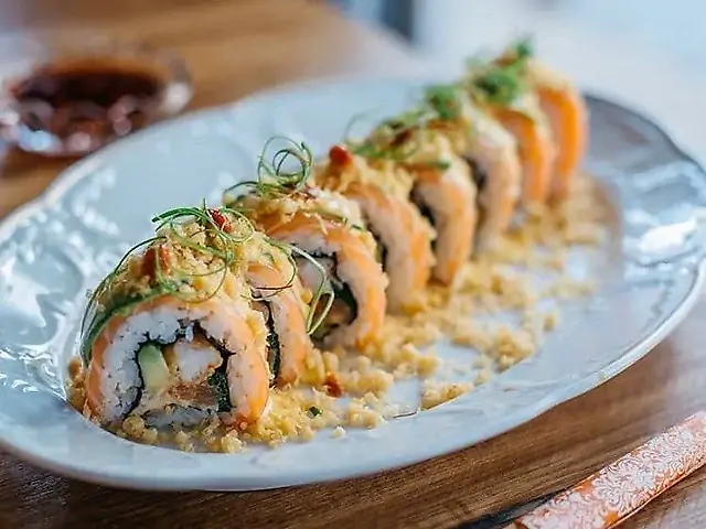 Кранч рол з лососем і креветками темпура