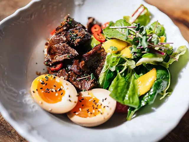 Поке з телятиною, смаженим рисом, свіжим манго та м'яким маринованим яйцем