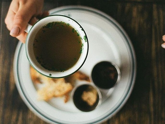 Курячий бульйон, паштет з карамелізованою цибулею та хлібом Mimosa