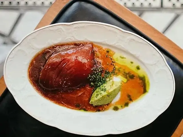 Слайс свіжого тунця, трюфельний понзу, крем авокадо-васабі