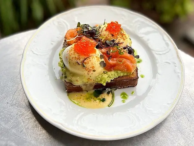 Авокадо - тост з лососем, рибний голандез та червона ікра