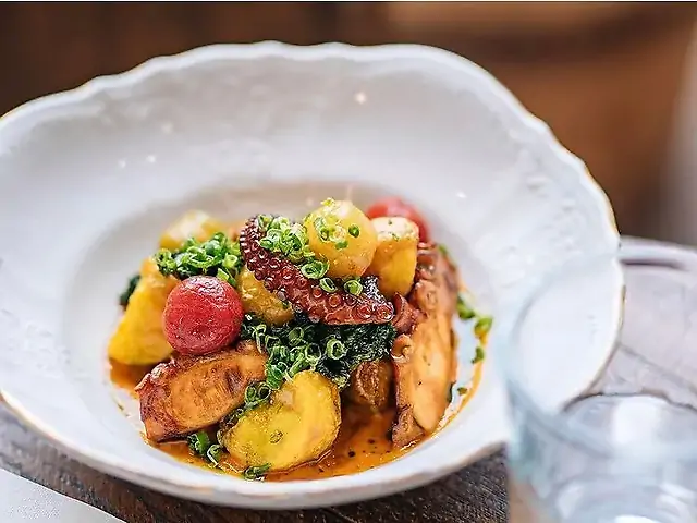 Восьминіг на грилі, печена картопля, ферментовані томати, шпинат