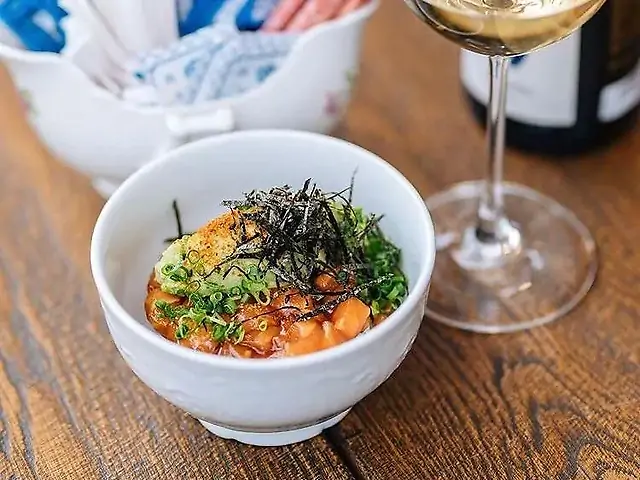 Тартар з лосося на хрусткому рисі, крем авокадо-васабі