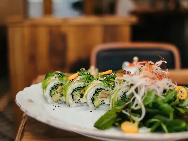 Вегетаріанський рол з тофу, баклажан темпура, авокадо та горіховим соусом