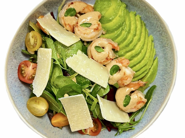 Салат авокадо - креветка