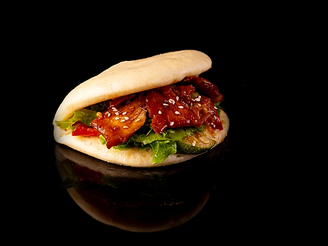 Bao with chicken and honey-mustard sauce