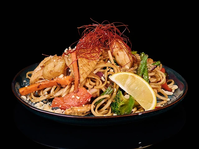 Egg noodles with seafood