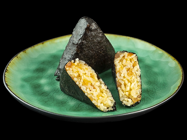 Онігірі з лососем