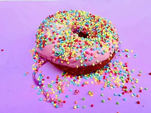 Пончик з полуничною глазур'ю