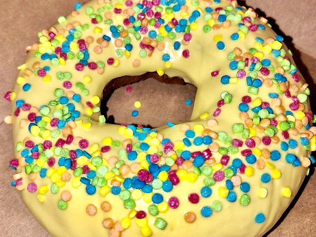 Пончик з лимоною  глазур'ю.