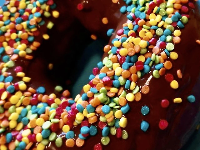 Пончик з шоколадною глазур'ю.