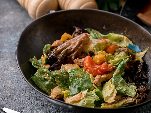 Теплий салат зі свининою