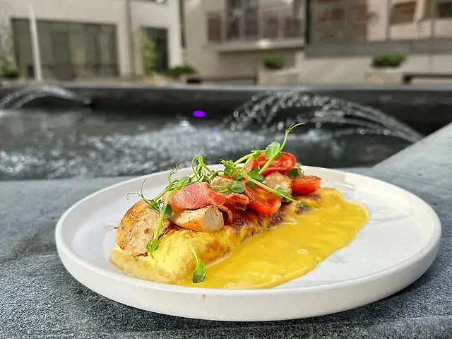 Омлет з куркою, беконом і соусом Голандес