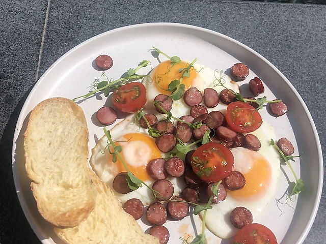 Яєчня з мисливськими ковбасками