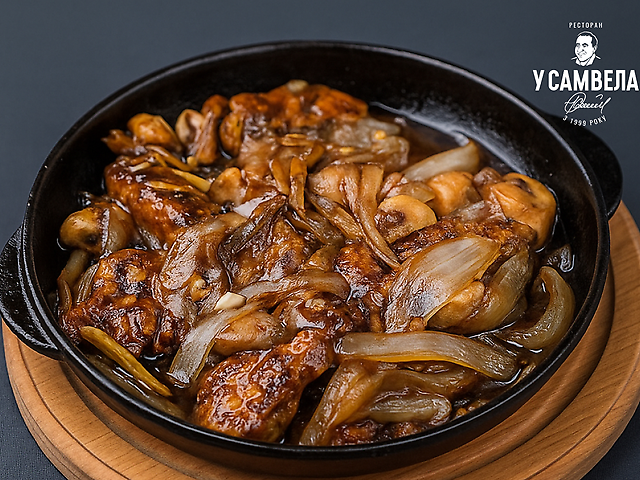 Гаряча сковорідка з свининою