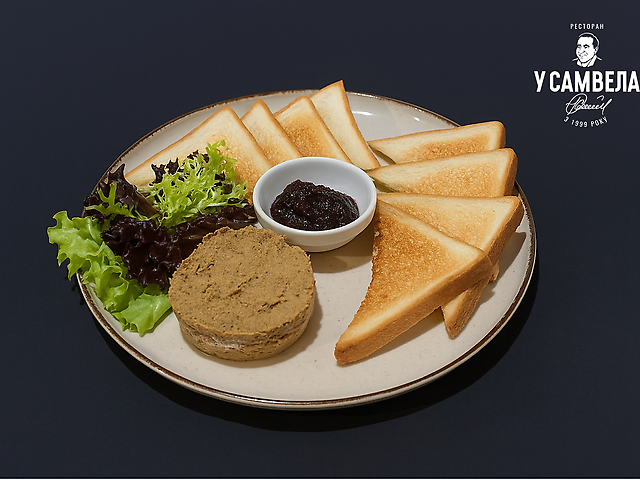 Паштет з курячої печінки з варенням з цибулі